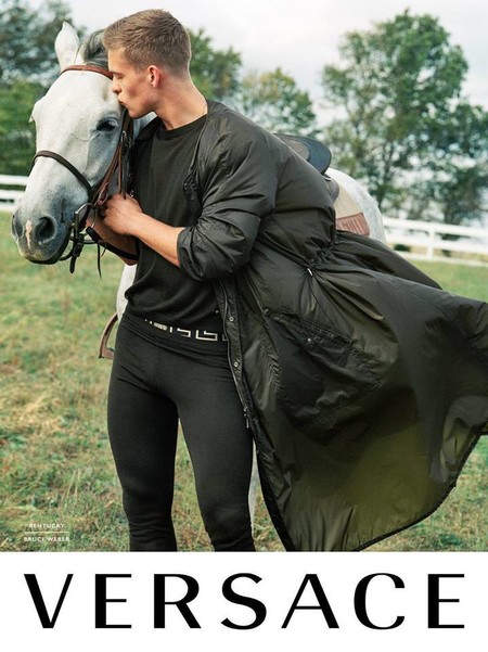 Versace también utiliza animales en su campaña SS2017
