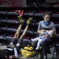 Corre un ultramaratón de montaña durante más de 43 horas haciendo paradas para amamantar a su bebé de tres meses 