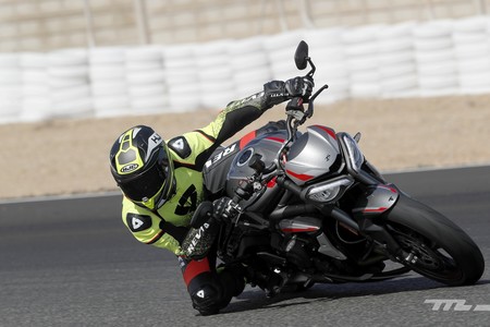 Probamos la Triumph Street Triple RS: 123 CV y 166 kg de moto naked apta para carretera y tandas