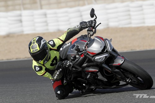 Probamos la Triumph Street Triple RS: 123 CV y 166 kg de moto naked apta para carretera y tandas