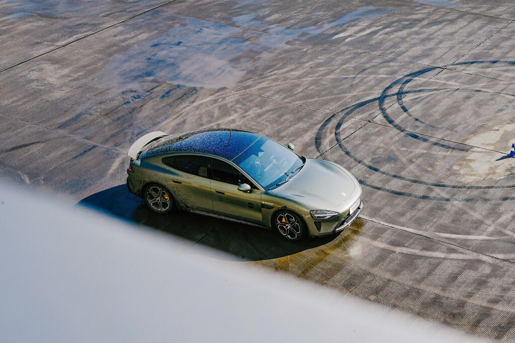 Xiaomi no se conforma con ganar a Tesla en ventas: su coche eléctrico renovado acaba de hacer historia 