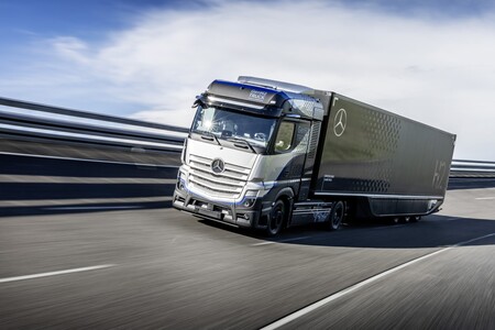 El camión de hidrógeno de los 1.000 km de autonomía ya pasea: el Mercedes-Benz GenH2 Truck arranca sus test