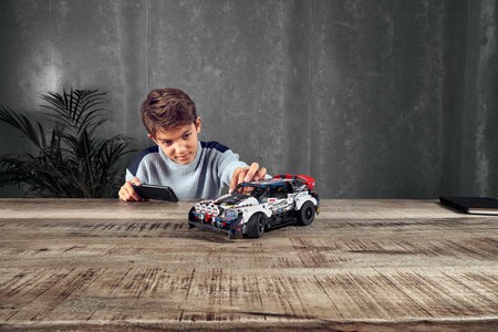 ¿Sin ideas para Día de Reyes? Lego y Top Gear se unen para crear un coche de rally a control remoto