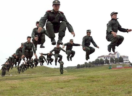 Chinos saltando a la vez