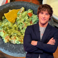 El mejor guacamole, según el chef Jordi Cruz, se hace con dos aguacates maduros, 60 g de cebolla roja, zumo de una lima y, opcional, pimiento de Padrón 
