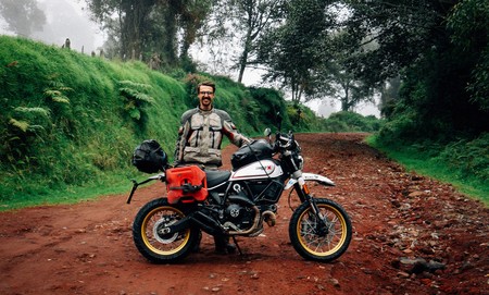 ¡Récord Guinness! Con sólo 23 años este chaval ha dado una vuelta al mundo de 90.000 km y 35 países