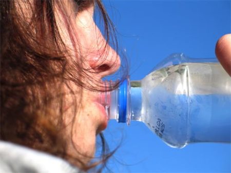Beber agua antes del ejercicio no provoca flato
