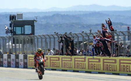 Paliza absoluta de Chaz Davies en la segunda carrera de Superbikes Aragón