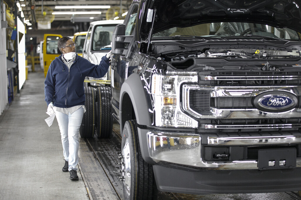 Un jubilado y sus hijos han robado millones de dólares a Ford en material de oficina. Efectivamente, luces, capós y parachoques