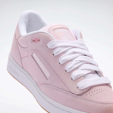 Las zapatillas de Reebok color nube de chuchería son perfectas para seguir la tendencia romántica de esta primavera 2026