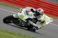 Asalto al título desde la pole para James Toseland