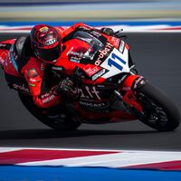 ¡Triplete! Nicolò Bulega lidera la fiesta italiana en Misano demostrando el dominio de Ducati en Supersport