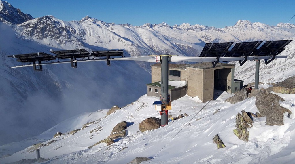 Instalar placas solares en las palas de un aerogenerador: así es este curioso proyecto que busca mejorar la producción de energía