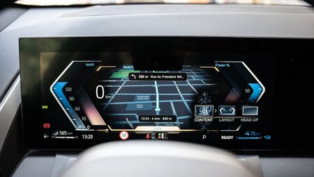 O Waze é utilizado com o Android Auto por milhões de motoristas, e sua conectividade com a tela multimídia de um carro compatível permite desfrutar de uma interface adaptada à condução. © DL