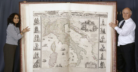 Este es el atlas grabado más grande del mundo y mide casi 1,8 metros de altura