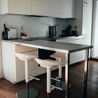 Llega a Amazon la nueva barra de cocina con taburetes ideal para comer por menos de 60 euros  
