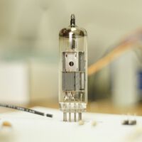 Alguien construyó una computadora con 460 bulbos de los años 50 y 60. Tarda 15 minutos en calentarse, pero funciona 