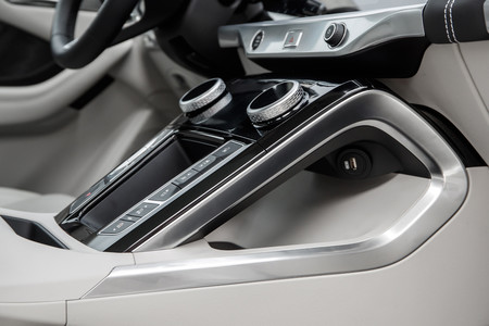 Jaguar I-PACE hueco consola central