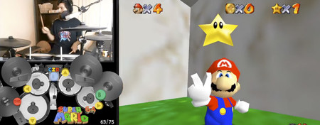 Completar Super Mario 64 en menos de 30 minutos ya es un logro. Hacerlo tocando la batería lo es aún más