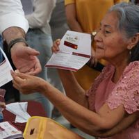 Los programas del Bienestar para adultos mayores han traído un delito casi invisible en México. Ya piden que se castigue con cárcel