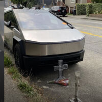 Una Cybertruck abandonada se convierte en punto de peregrinación en Google Maps. La poli tuvo que intervenir