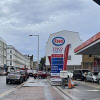 ¿Qué histeria colectiva? Un grupo de conductores británicos se pone a seguir a una hormigonera pensando que llevaba gasolina 