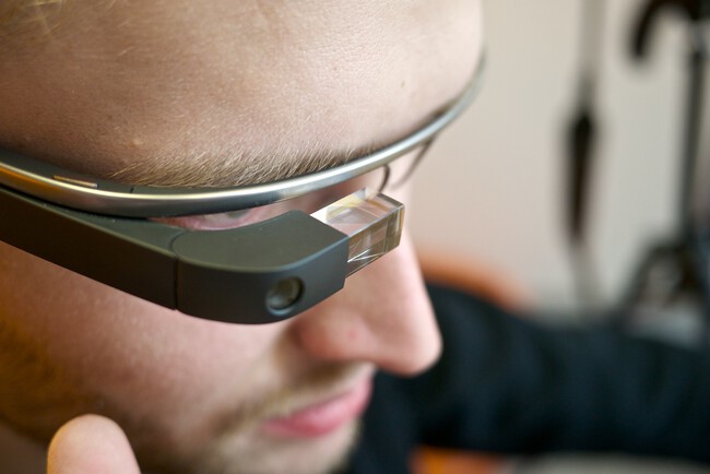Foto de una persona usando las Google Glass