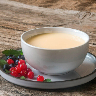 Crema inglesa: qué es, cómo se hace y para qué se usa (y 13 postres que mejoran con ella como acompañamiento)