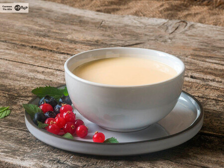 Crema inglesa: qué es, cómo se hace y para qué se usa (y 13 postres que mejoran con ella como acompañamiento)