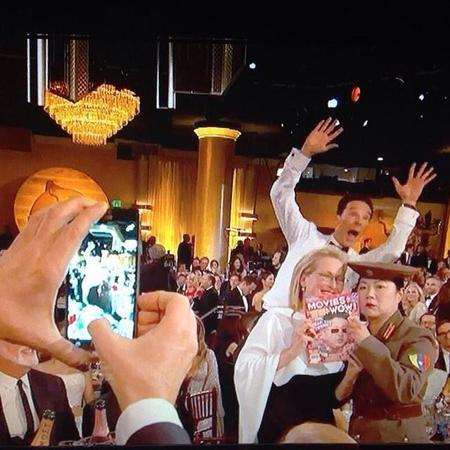 El photobomb del grandísimo Benedict Cumberbatch y otras coñas de los Globos de Oro 2015