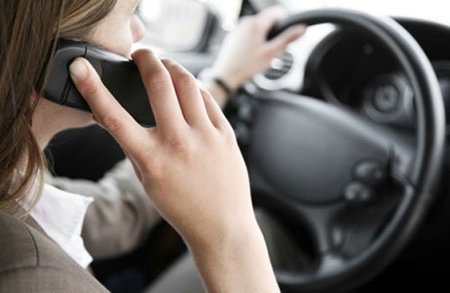 ¿Cuáles son las fuentes de distracción cuando conducimos un coche?