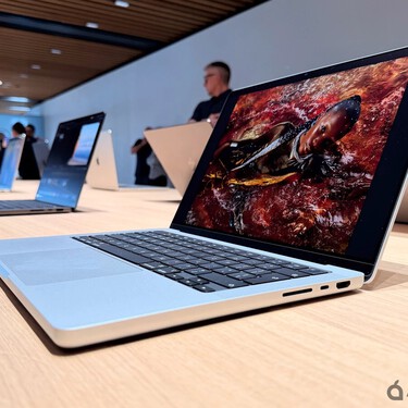 Apple no se olvida de sus primeros MacBook táctiles. Gurman filtra cuándo se lanzan