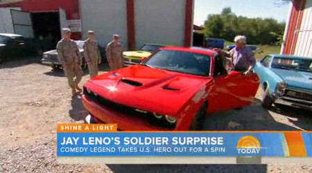 Jay Leno regala un Dodge Challenger SRT Hellcat a un veterano de guerra americano