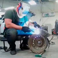 Este vídeo muestra qué pasa si un coche cambia sus neumáticos por ruedas formadas por 3.000 clavos