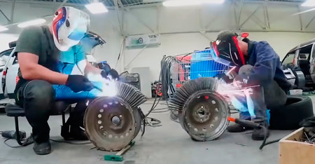 Este vídeo muestra qué pasa si un coche cambia sus neumáticos por ruedas formadas por 3.000 clavos