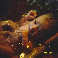 Los partos en el agua son tan seguros como los partos normales, concluyen 36 estudios 