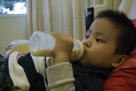 La leche de fórmula no es más eficaz que otros alimentos que forman parte de la dieta en niños de uno a tres años