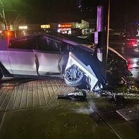 Una Tesla Cybertruck que conducía sola se estrella contra un poste sin hacer nada por esquivarlo. Su conductor tampoco hizo nada porque Elon Musk dijo que el sistema de ayudas es "alucinante" 