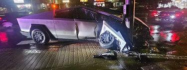 Una Tesla Cybertruck que conducía sola se estrella contra un poste sin hacer nada por esquivarlo. Su conductor tampoco hizo nada porque Elon Musk dijo que el sistema de ayudas es "alucinante" 