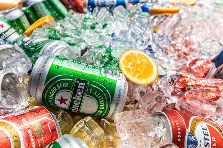 Cerveza en botella de vidrio vs. lata. Especialistas explican cuál es mejor opción