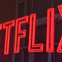 Adiós al plan básico de Netflix. La plataforma obliga desde ya a sus clientes a elegir entre dos opciones: ver anuncios o pagar más