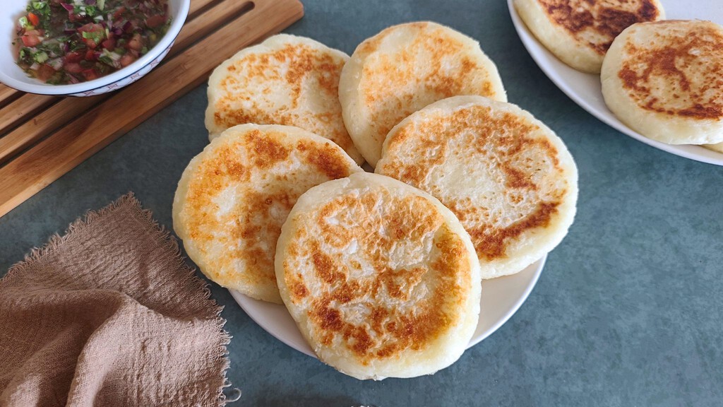 Arepas de yuca colombianas, la receta tradicional que no lleva maíz ni gluten, crujientes y tiernas