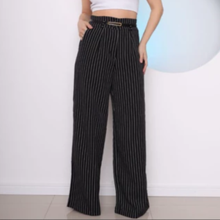 Calça alfaiataria listrada com bolso e cinto pantalona con cinto e pinça frente

