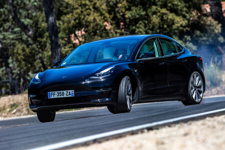 Tesla Model 3 Negro Derrapando
