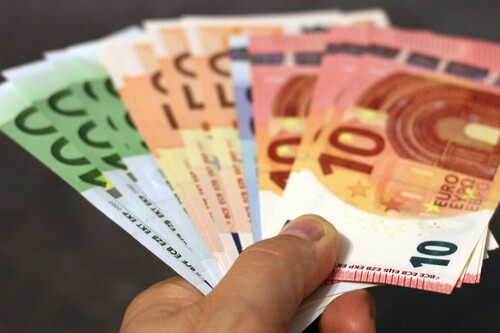 Razones para subir el SMI y para incluso bajarlo, así están enfrentados patronal y sindicatos