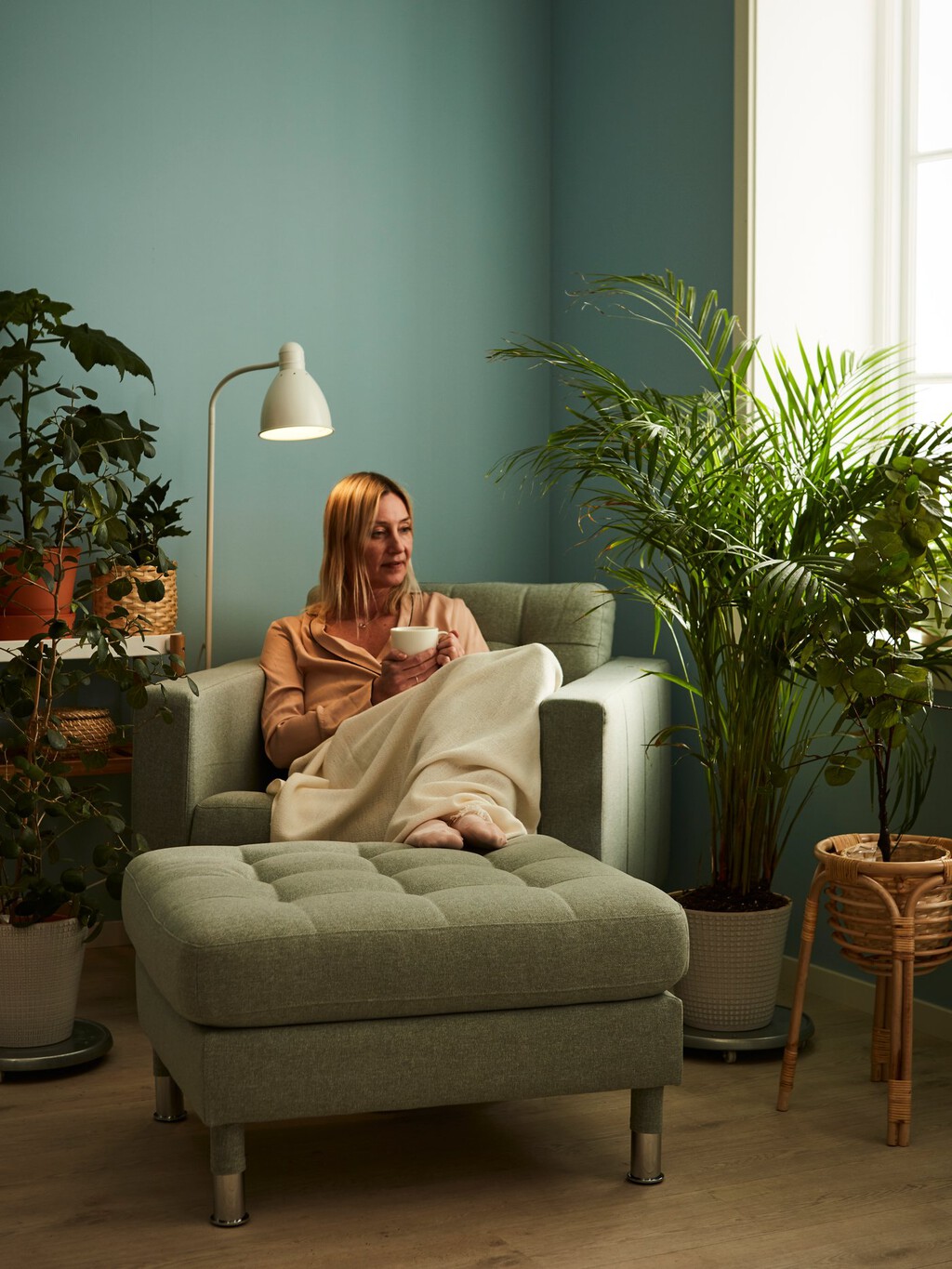 Ikea rebaja sus muebles de salón más prácticos para el otoño: estanterías de lujo silencioso, mesas extensibles y un sillón icónico de su catálogo