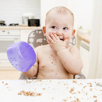 Darle a tu bebé alimentos sólidos más temprano no le va a ayudar a dormir mejor