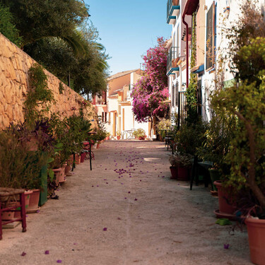 El pueblo marinero de Alicante que se aferra a un acantilado, con casas colgadas sobre el mar