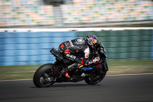 Toprak Razgatlioglu mantiene su racha triunfal y Alex Lowes hace historia para Bimota en Magny-Cours 