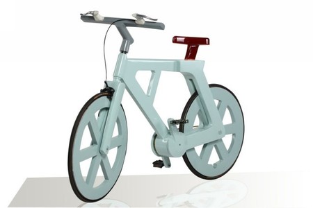 La bicicleta de cartón sigue luchando contra lluvia y fuego para salir adelante